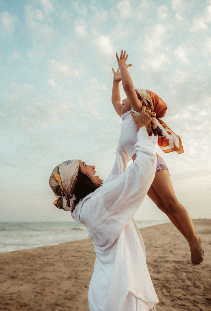 Séance photo maman et petite fille en bord de mer lumière nautrelle shooting à port saint louis du rhône